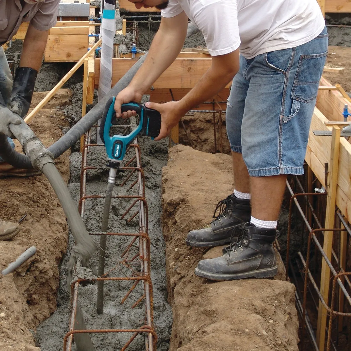 18V LXT® Lithium‑Ion Cordless 4' Concrete Vibrator