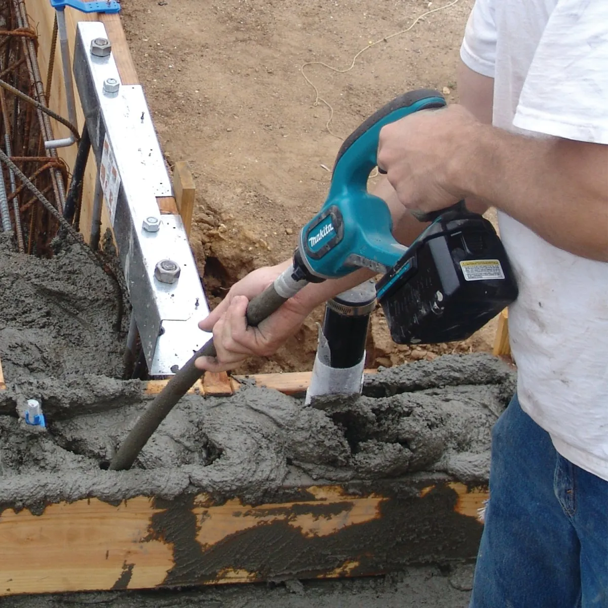 18V LXT® Lithium‑Ion Cordless 4' Concrete Vibrator