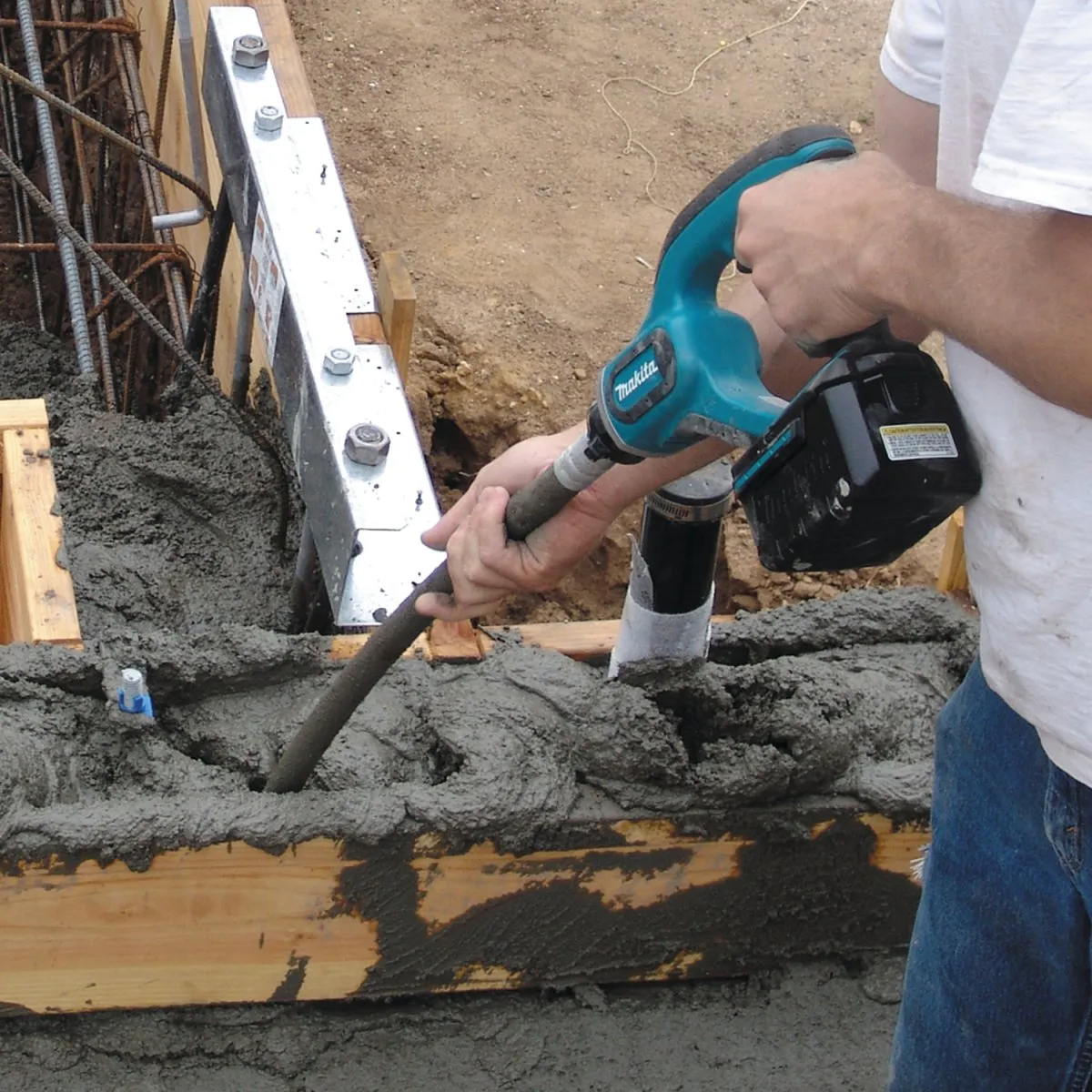 18V LXT® Lithium‑Ion Cordless 4' Concrete Vibrator